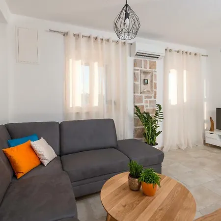 Lipa Dora Villa