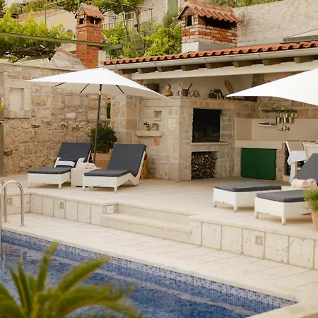 Lipa Dora Villa Murvica (Brac)