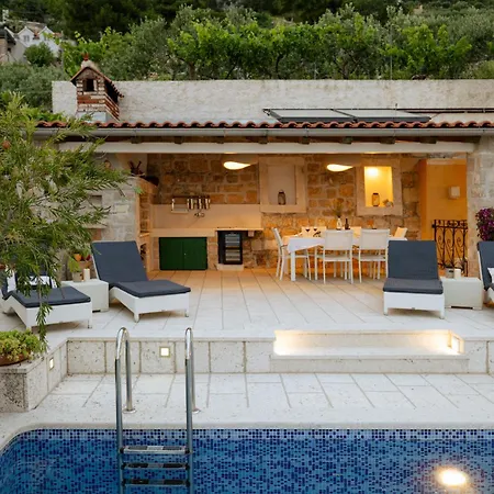 Lipa Dora Villa