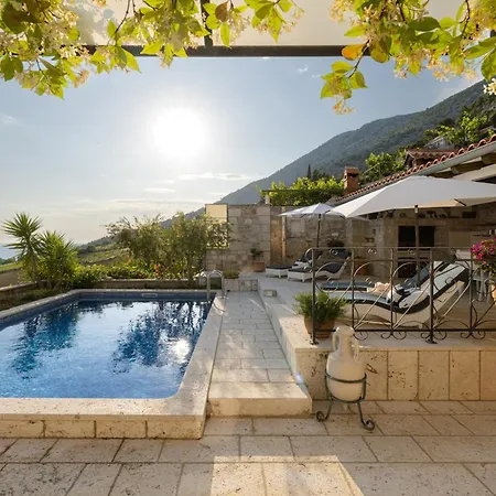 Lipa Dora Villa *