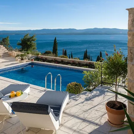 Lipa Dora Villa Murvica (Brac)