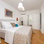 Lipa Dora Vila *